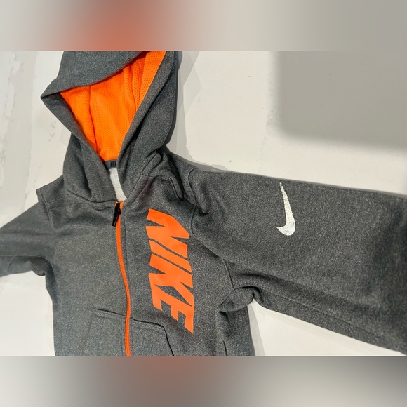 Boys 2T Nike DriFit zip up - Picture 3 of 3